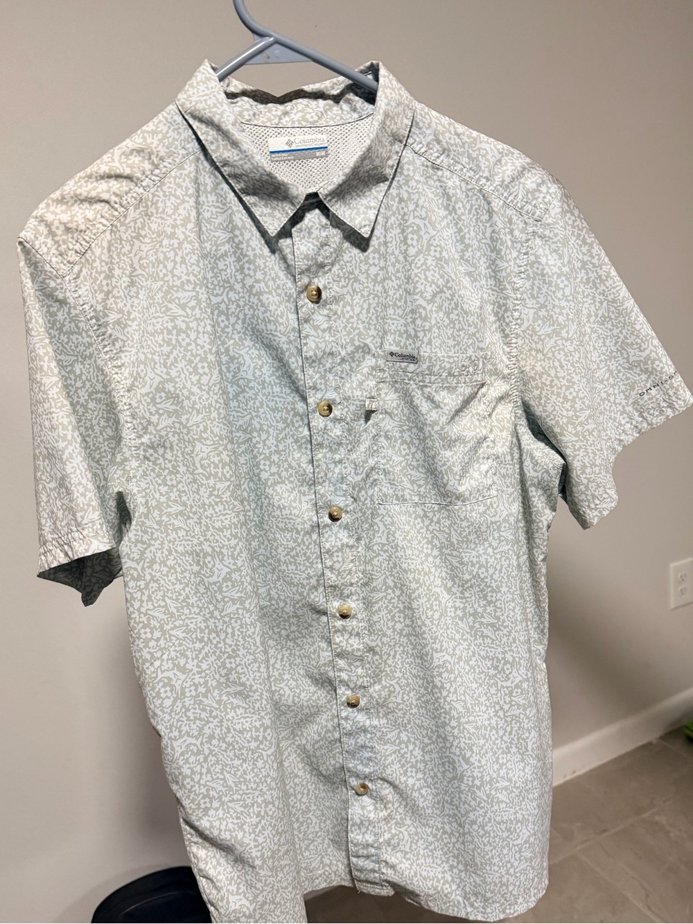 Columbia Light Gray Short Sleeve Button-Down Camp Shirt